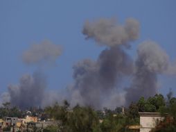 Columnas de humo se observan desde Tajura, luego de una supuesta incursión aérea de la OTAN. NOTIMEX  /