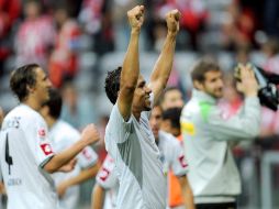 El jugador del Borussia Igor de Camargo (c), junto a sus compañeros, saluda a los aficionados del Borussia tras vencer al Bayern. EFE  /
