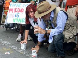 Javier Sicilia (d.) acudió hoy al Zócalo capitalino para la colecta 'Un Peso por La Paz'. EL UNIVERSAL  /