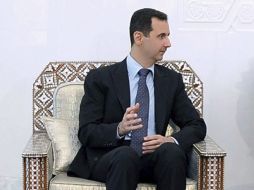 Bachar al Asad durante su reunión con el ministro libanés de Exteriores, Adnan Mansur. EFE  /