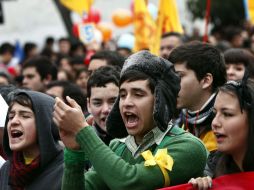 Manifestantes desfilan en la Marcha Familiar convocada para el día de hot. EFE  /