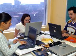 Las mujeres participan más en las redes sociales, pero los hombres entran a navegar más a internet. ESPECIAL  /