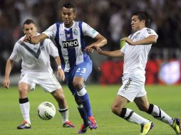 El jugador del Oporto Souza (C) disputa el balón con Jean Barrientos (d) del Vitoria de Guimaraes. EFE  /