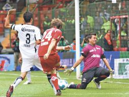 El arquero chileno del Atlas, Miguel Pinto, rechaza un disparo del delantero del Toluca, Iván Alonso. MEXSPORT  /