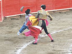 Un espontáneo es golpeado por el novillero colombiano Juan Camilo Alzate. M. FREYRÍA  /