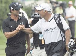 El australiano Adam Scott y su nuevo caddie, Steve Williams celebran el triunfo conseguido en Akron, Ohio. AP  /