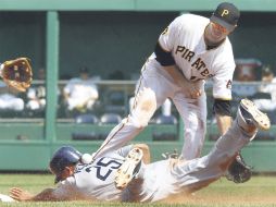Neil Walker intenta salvar un pésimo tiro del catcher Ryan Doumit, por lo que Will Venable pudo robarse la almohadilla. AP  /