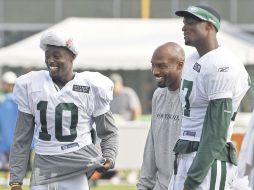 El nuevo y espectacular cuerpo de receptores de los Jets de Nueva York, bromean durante la práctica del domingo. AP  /