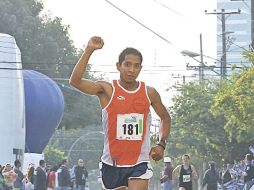 El ganador de los 10 kilómetros, Alberto Arrayga, al momento de llegar a la meta. S. NÚÑEZ  /