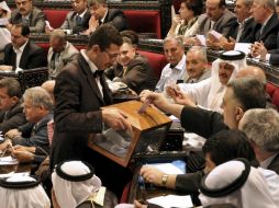 Los legisladores sirios ejercen su voto durante una sesión general en el Parlamento, en Damasco. EFE  /