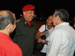 Raúl Castro recibe a Hugo Chávez en La Habana, quien recibirá tratamiento de quimioterapia. EFE  /