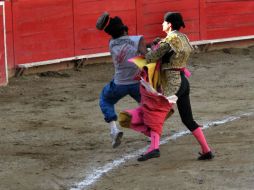 El colombiano noqueando al aventurero que saltó al ruedo durante el quinto toro. M. FREYRIA  /