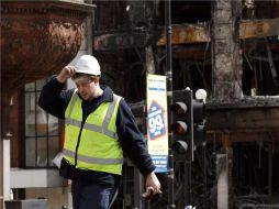 Trabajadores comienzan con la reparación de un edificio incendiado durante los disturbios en Tottenham. EFE  /
