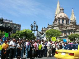 El representante de Canaco dijo que no se tiene nada en contra del grupo de artesanos ambulantes del Centro Histórico. ARCHIVO  /