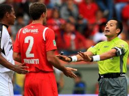 El árbitro, Antony Zanjuampa (D), durante partido Atlas - Toluca del Torneo Apertura. MEXSPORT  /
