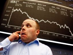 Un trabajador reacciona en la jornada de hoy de la Bolsa de Fráncfort, que cayó 4.5 por ciento. REUTERS  /