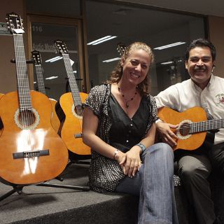 Carlos Santana y Hermes Music donan instrumentos musicales