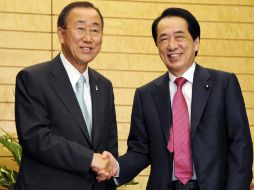 El secretario general de Naciones Unidas, Ban Ki Moon (i) conversa con el primer ministro japonés Naoto Kan (d). EFE  /