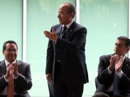 Felipe Calderón acompañado por el gobernador de la entidad, Juan Manuel Oliva y Alonso Lujambio. EL UNIVERSAL  /