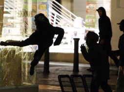 Los disturbios en Inglaterra se extienden a la ciudad de Liverpool. AP  /