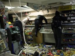 Por tercer día consecutivo la capital británica es asolada por jóvenes que enfrentan a la Policía y causan daños. REUTERS  /