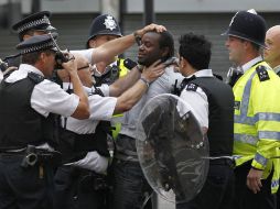 Suman más de 200 detenidos tras los tres días de revueltas en Londres. AP  /