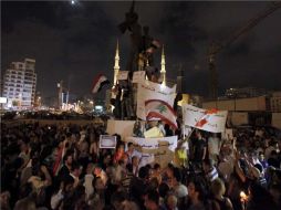 Cientos de libaneses y sirios opositores se manifiestan en el centro de Beirut en contra de Bachar al Asad. EFE  /