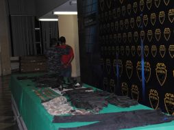 En la fotografía, detenido por privación ilegal de libertad, así como armamento y uniforme militar asegurado. O. RUVALCABA  /