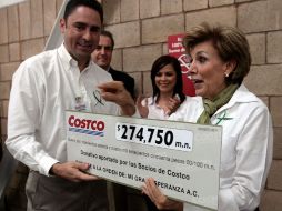 Acto de la entrega del cheque por 274 mil 750 pesos de Costco México a Mi gran esperanza A. C. A. HINOJOSA  /