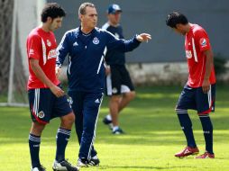El 'Güero' Real da instrucciones a un jugador durante el entrenamiento de hoy, martes 9 de agosto. MEXSPORT  /