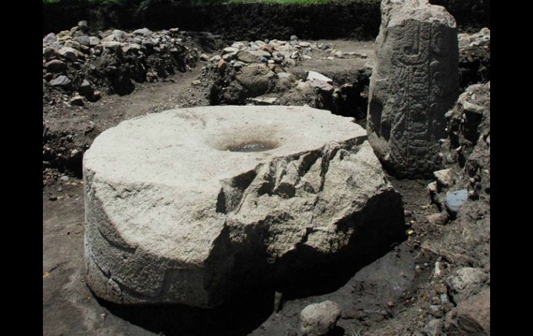 El altar de forma cilíndrica tiene un cajete labrado en el centro que pudo ser un receptáculo de agua de lluvia. EL UNIVERSAL  /