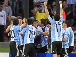 El equipo de las franjas azules y blancas celebra su pase a cuartos de final y envia de vuelta al Cairo a sus rivales egipcios. REUTERS  /