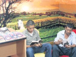 Este nuevo espacio fomenta la cultura entre los habitantes del albergue. J. SÁNCHEZ  /