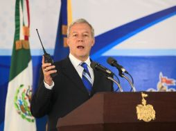 Fernando Guzmán, durante la entrega de equipo de radiocomunicación a fuerzas de seguridad municipales. A. GARCÍA  /