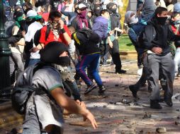 Jóvenes se enfrentan con Carabineros en el Paseo Bulnes de Santiago. NTX  /