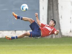 Marco Fabián practica el remate de tijera, como en el gol que anotó ante el Barcelona. S. NÚÑEZ  /