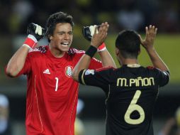 El arquero José Antonio Rodríguez y su compañero Marvin Piñón celebran después de la fase de penales. EFE  /