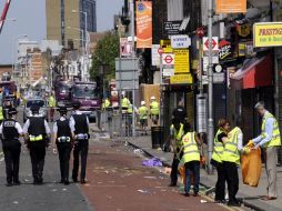 Grupos de voluntarios continúan la limpieza en los barrios devastados como Croydon. AFP  /