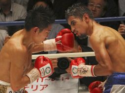 Ioka (izq) conectó varios golpes sobre el 'Churritos' Hernández. AP  /