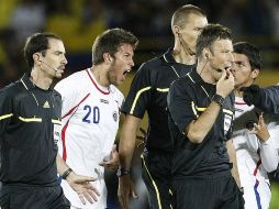 El arbitraje sigue siendo un punto delicado en la FIFA. EFE  /
