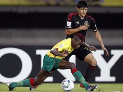 Alan Pulido (der.) espera que México mejore en la delantera. AP  /