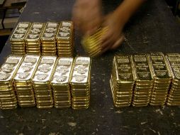 El oro presenta su tercer récord histórico consecutivo, en una jornada en la que llegó a superar los mil 800 dólares. ARCHIVO  /