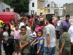 La supuesta Hada encontrada reunió a gran número de curiosos que querían ver la figura en la casa del vecino. M. PATIÑO  /