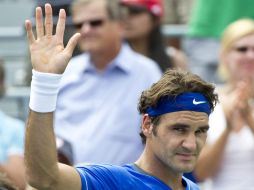 Federer saluda al público durante la lucha de raquetas en la que triunfó sobre Vasek Pospisil. AP  /