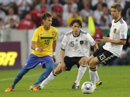 Thomas Mueller (D) y el defensa Christian Traesch (C) luchan por el balón con el brasileño Neymar. AFP  /