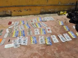 Les aseguraron partes automotrices, entre ellas 20 placas de circulación que pertenecían  todas a autos Nissan Tsuru. ESPECIAL  /