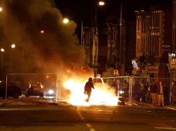 Un hombre camina junto a una barricada en Liverpool, Gran Bretaña. EFE  /