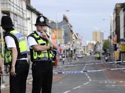 Policías vigilan hoy en una calle en Croydon, al sur de Londres. AFP  /