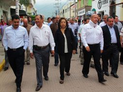Enrique Alfaro (centro) realizó ayer un recorrido por el renovado Centro Histórico de Tlajomulco de Zúñiga. S. NÚÑEZ  /