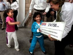 Niños beneficiados reciben de manera simbólica el apoyo. A. HINOJOSA  /